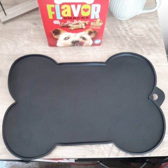 Silicone Dog Feeding Mat - Waterproof Non-Slip Pet Bowl Pad for Dogs & Cats - Picture 3 of 7